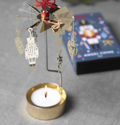 Bild av elegant ljuslykta med julmotiv och värmeljus