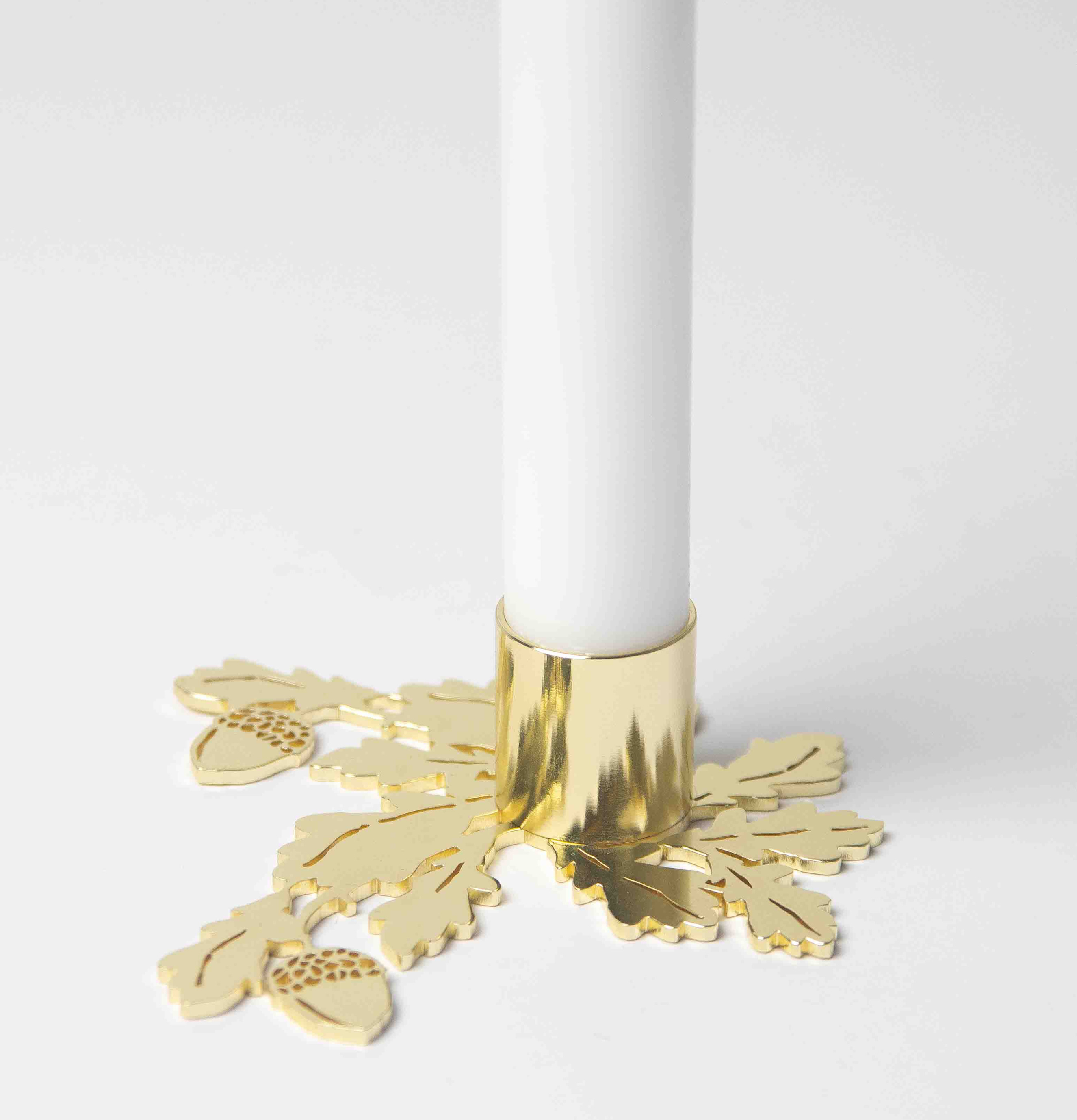 Ljusstake Ek från Pluto Produkter med eklövsmönster i guld