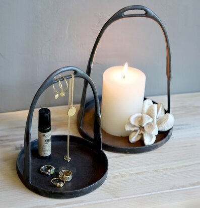 Bild av rustika ljusstakar med antiksvart finish