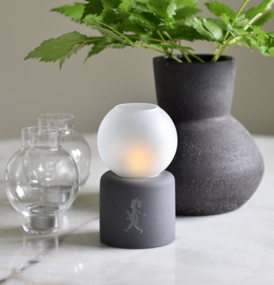 Bild av stämningsfull inredning med ljus och vaser