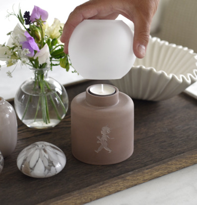 Bild av estetisk scen med värmeljuslykta och blommor