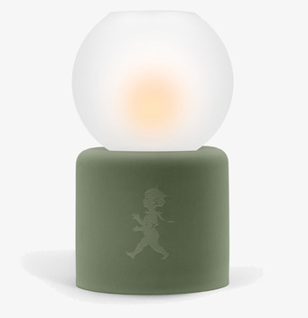 Foto av stilren ljuslykta med grön bas och glasglob