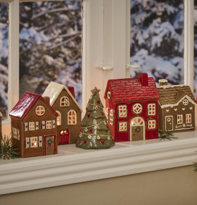 Bild av charmiga dekorativa keramikljuslyktor i fönster