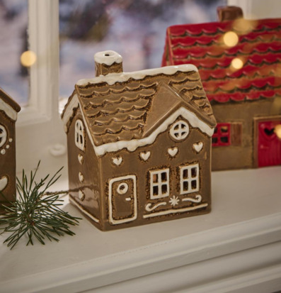 Bild av charmig ljuslykta formad som pepparkakshus