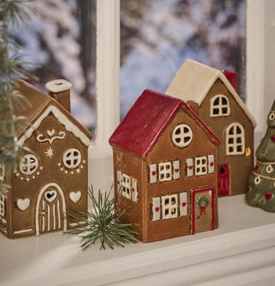 Bild av vintrig scen med charmiga husformade ljuslyktor