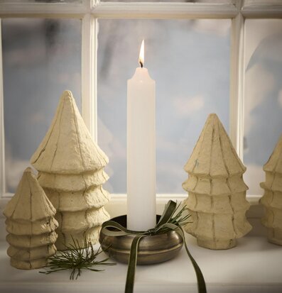 Bild av stämningsfull komposition med ljusstake och dekorationer