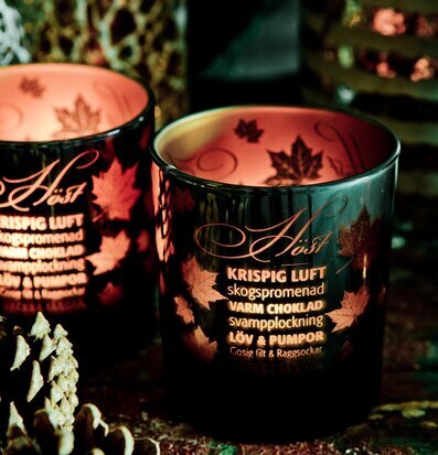 Bild av stämningsfull höstuppsättning med ljuslyktor