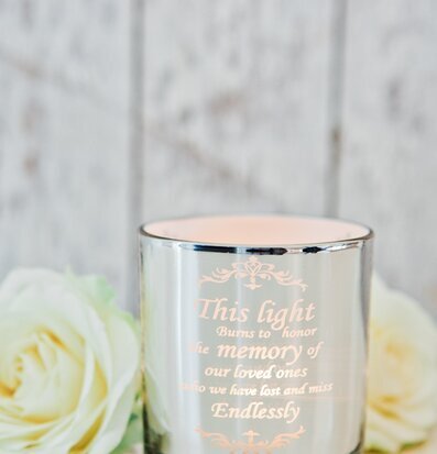 Bild av ljuslykta med spegelglas och ingraverad text