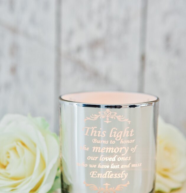 Bild av ljuslykta med spegelglas och ingraverad text