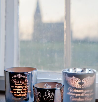 Bild av tre ljuslyktor med elegant design och mönster