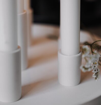 Bild av stilren ljuslykta med vit design och harmoni