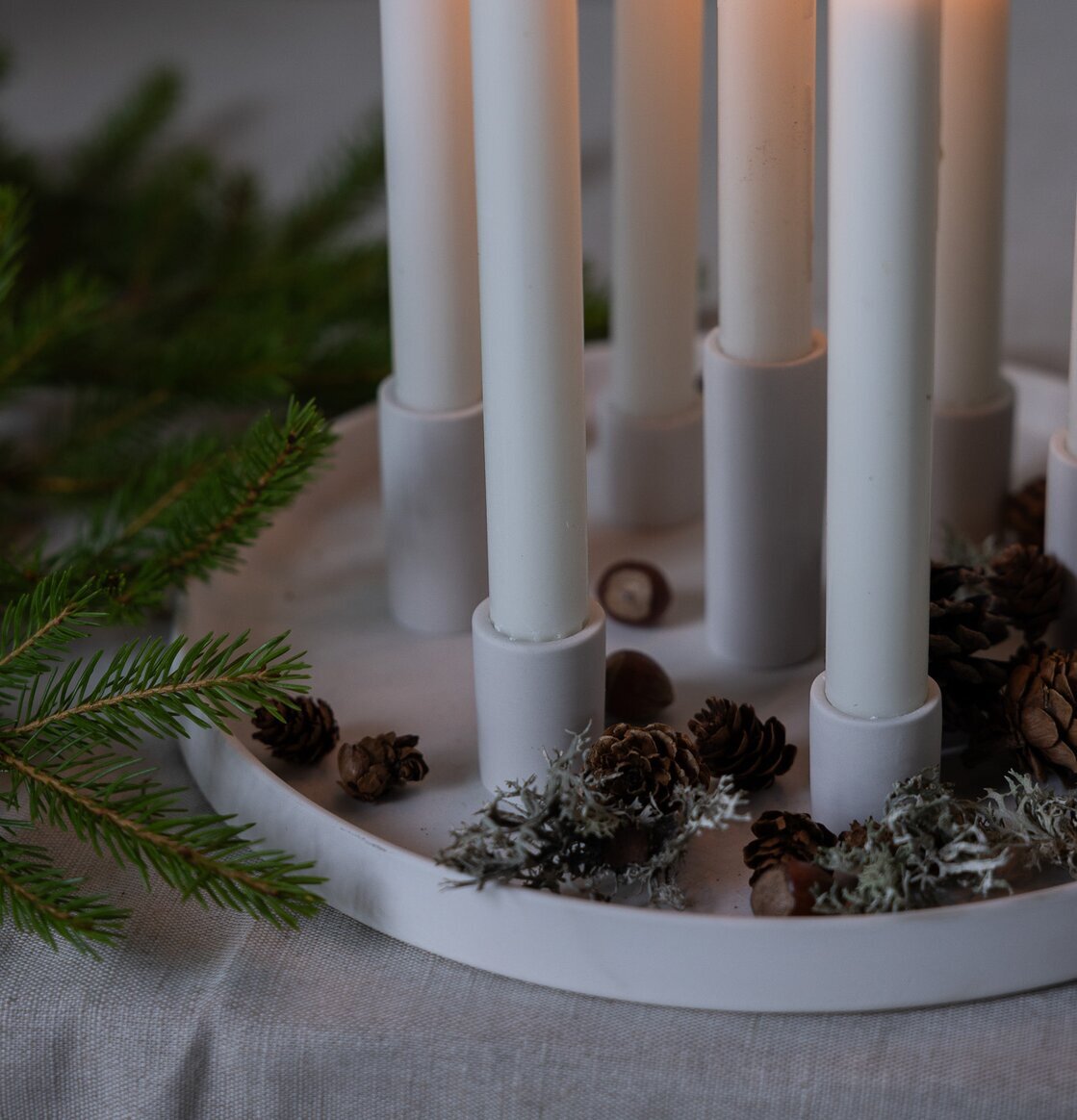 Bild av harmoniskt ljusarrangemang med naturliga inslag