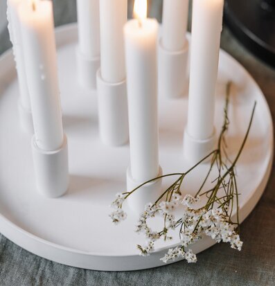 Bild av elegant ljusarrangemang med vita detaljer