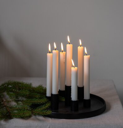 Bild av harmonisk atmosfär med ljus och gran kvistar