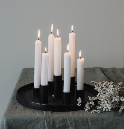 Bild av elegant ljusarrangemang med stilren estetik