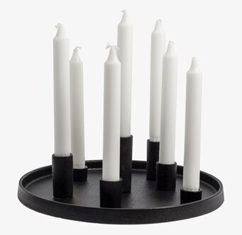 Bild av svart ljusfat med vita ljus i minimalistisk stil