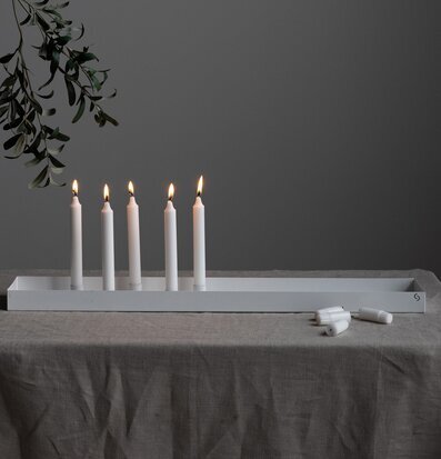 Bild av vit ljusstake med magnetiska ljushållare