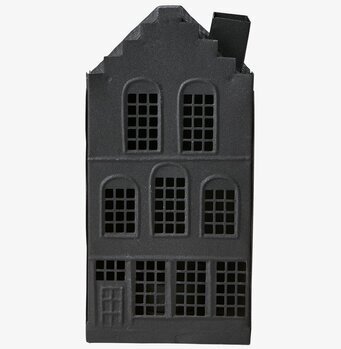 Bild av unik ljuslykta formad som ett traditionellt hus