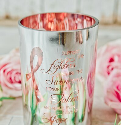 Bild av ljuslykta med rosa band och rosor för stöd