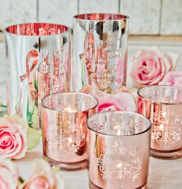 Bild av eleganta ljuslyktor med rosa band och rosor