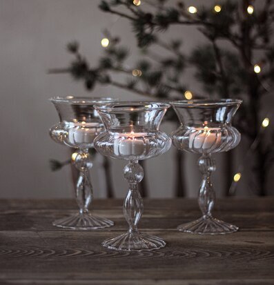 Bild av stämningsfulla ljuslyktor i harmonisk miljö