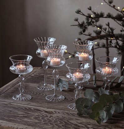 Bild av stilfulla ljuslyktor i harmonisk inredning