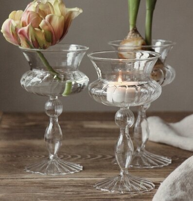 Bild av eleganta lyktor med stämningsfull belysning