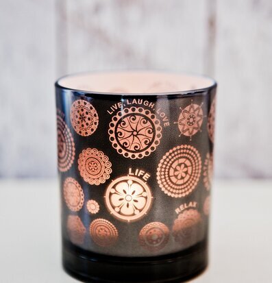 Bild av röktonad ljuslykta med kopparfärgade mönster