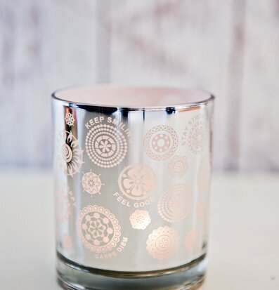 Bild av elegant ljuslykta med silverfinish och motiv