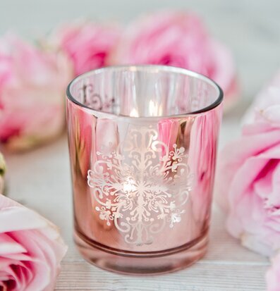 Bild av elegant ljuslykta med rosor och träbord