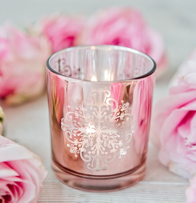 Bild av elegant ljuslykta med rosor och träbord