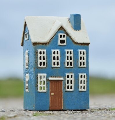 Bild av charmig ljuslykta formad som ett litet hus