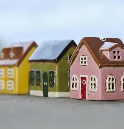 Bild av charmiga keramikljuslyktor i miniatyrhusform