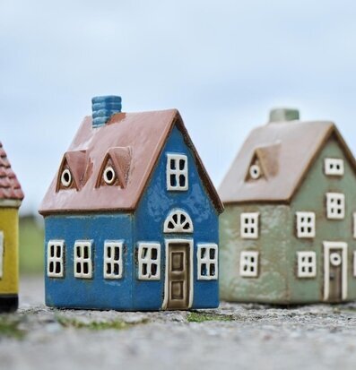 Bild av dekorativa keramikmodeller av charmiga hus