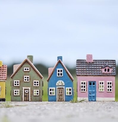 Bild av charmiga husformade ljuslyktor i olika färger