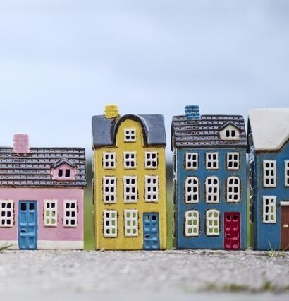 Bild av charmiga keramikhus med unik design och färg