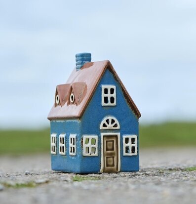 Bild av charmig ljuslykta i form av ett nordiskt hus