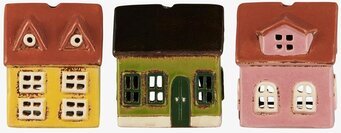 Bild av tre charmiga husformade ljuslyktor i olika färger