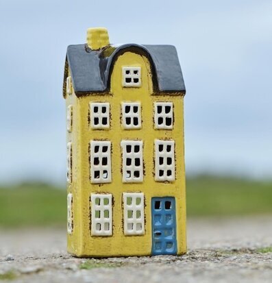 Bild av elegant ljuslykta med charmig miniatyrdesign