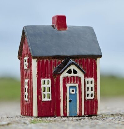 Bild av en detaljerad ljuslykta i skandinavisk design