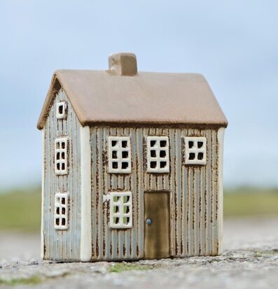 Foto av en charmig ljuslykta i form av ett litet hus