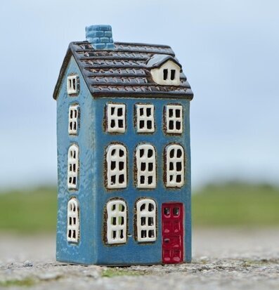 Bild av dekorativ ljuslykta i form av ett blått hus