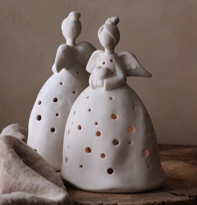 Bild av eleganta keramiska änglaformade ljuslyktor