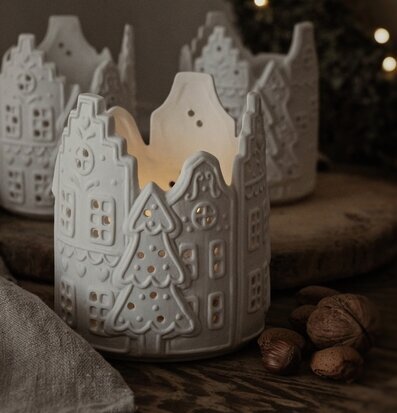 Foto av charmig ljushållare formad som pepparkakshus
