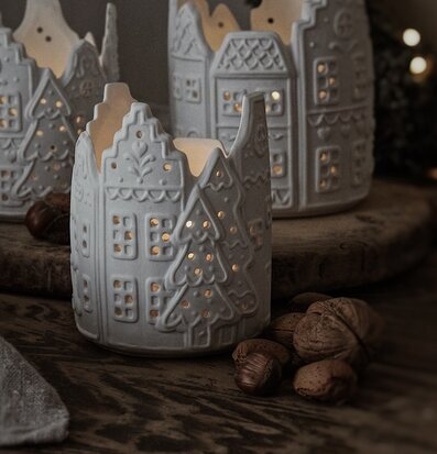 Bild av detaljrik ljushållare i vintersäsongens charm