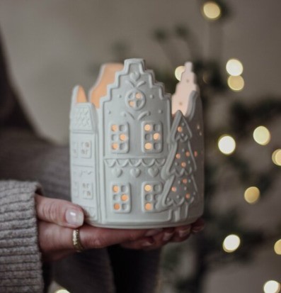 Bild av stämningsfull ljuslykta i form av pepparkakshus