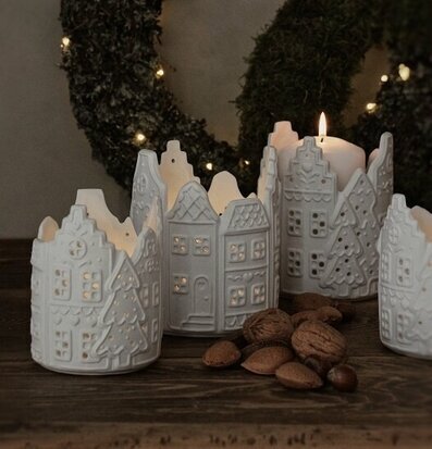 Bild av dekorativa ljushållare i stämningsfull miljö