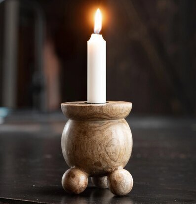 Bild av en elegant ljusstake i naturligt trämaterial