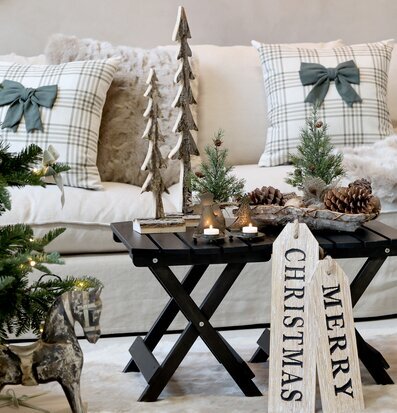 Bild av hemtrevlig julscen med rustik och modern stil