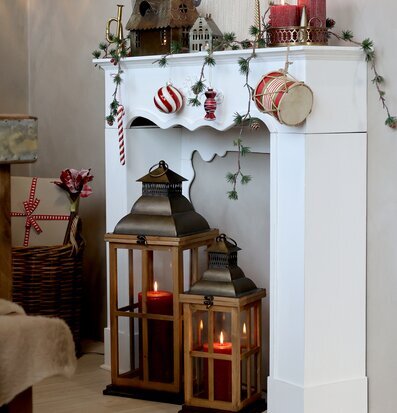 Bild av hemtrevlig och mysig julinredning med eldstad